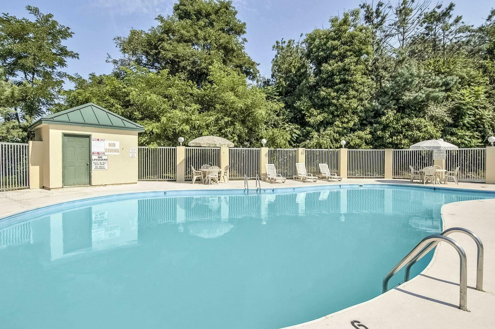 Clarion Pointe Beckley Hotel Exterior photo